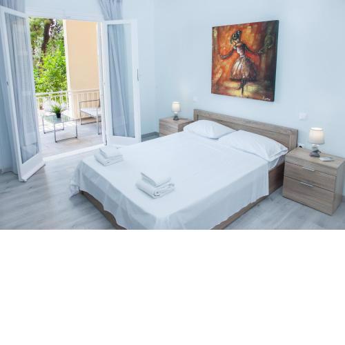 Sunny and minimal apt in Glyfada with 3 bdrm