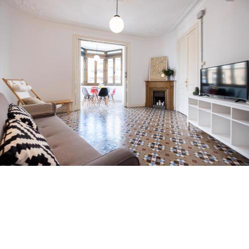 Sunny and Modernist apartment for groups in center