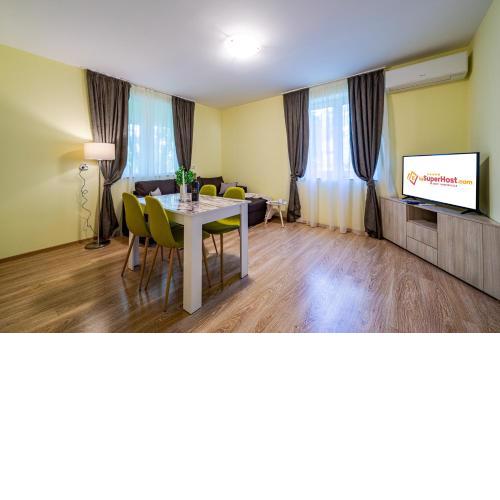 Sunny and Quiet 2bdr Central Apartment