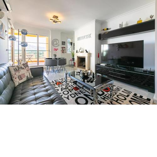 Sunny Apartment - spacious 2 bedroom with Seaview