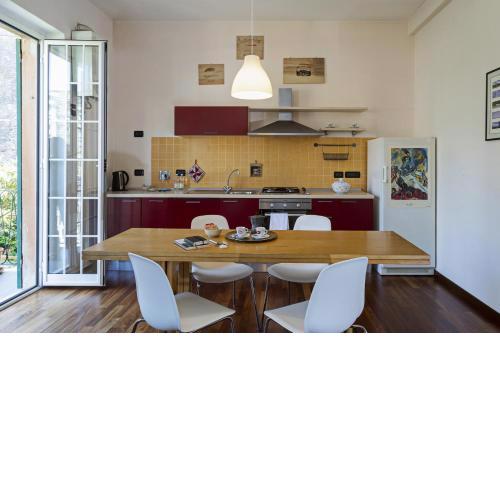Sunny apartment over the harbor
