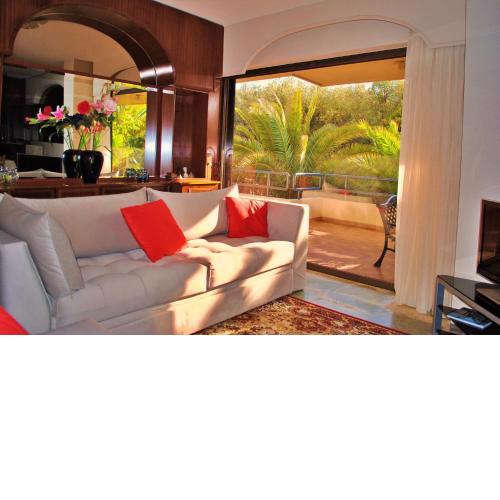 Sunny Beach Apartment Near Sounion