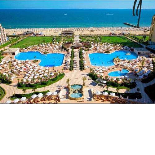 Sunny beach Private apartment in the best hotel - family room - beachfront
