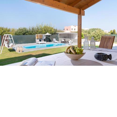 Sunny Breeze Deluxe Villa Near Beach, Private Pool