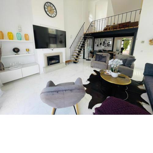 Sunny Hills - 3 Bedroom private Villa - Sea views