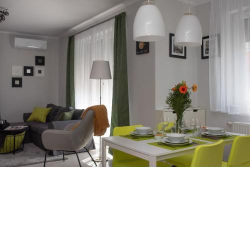 Sunny home BUD with 2BR, AC and free parking