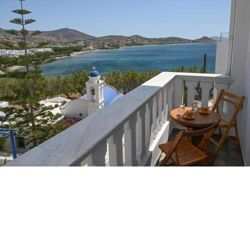 Sunny house in Agkali Bay