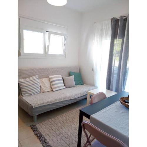 Sunny mountain view apartment with free parking