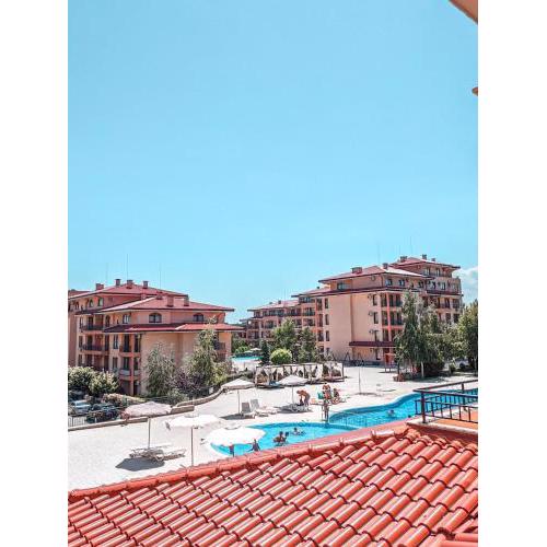 SUNNY PARADISE CONDO w PRIME LOCATION, POOL, SEA VIEW