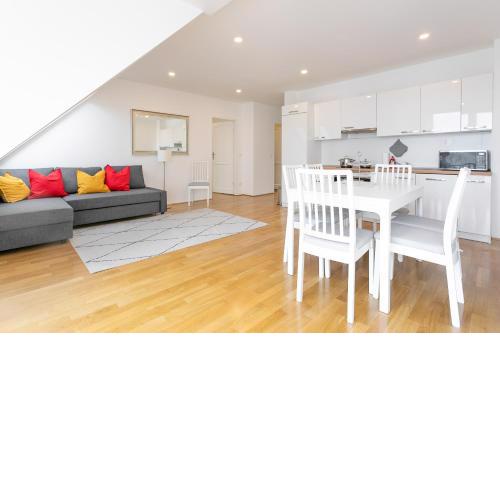 Sunny Penthouse with Terrace. DG7