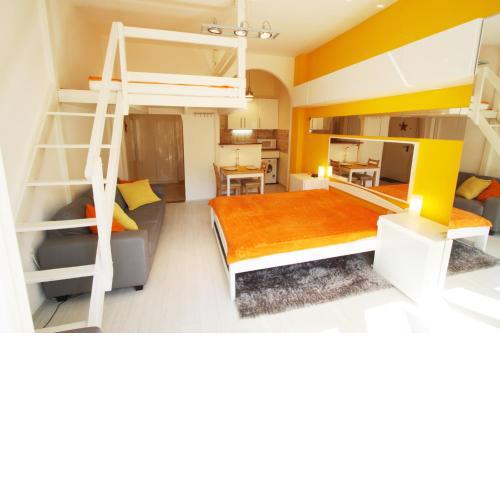 Sunny Studio with balcony in Party District