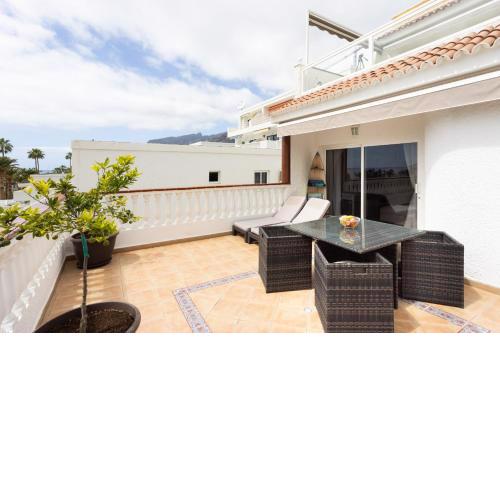 Sunny terrace in the center of Los Gigantes