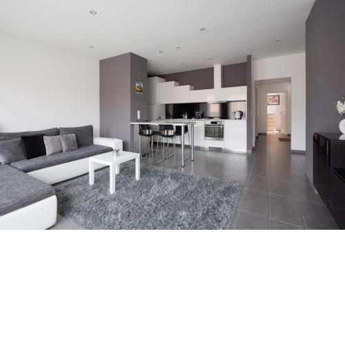 Sunny&Bright Premium Apartment near New York Café