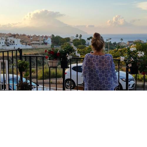 SunRise Den, a pie de playa, vista al mar y piscina