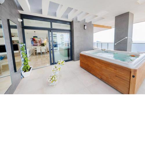 Sunset Waves Benidorm Julieta vistas al mar PREMIUM 200 mt2 con jacuzzi en terraza