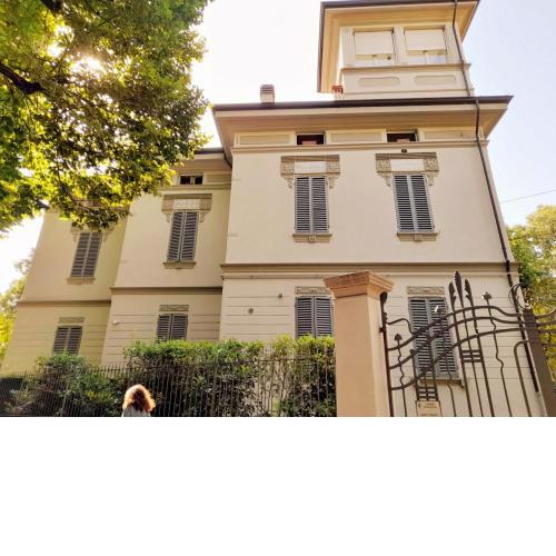 Super mansarda con torretta, giardino e posto auto