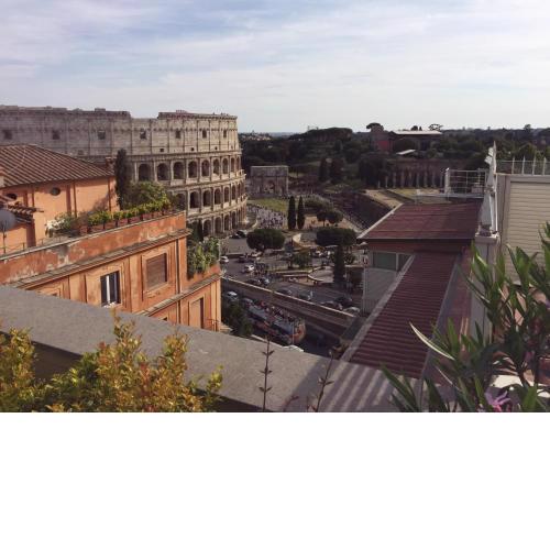 SUPERATTICO SUL COLOSSEO