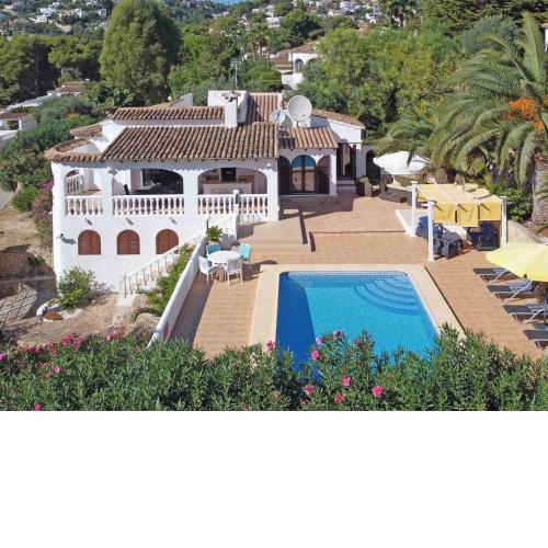 Superb villa with private pool, near the beach