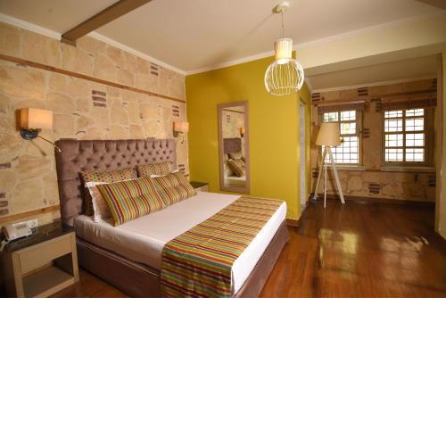 Swim-Up Garden Flat with Swimming Pool near Hadrian's Gate