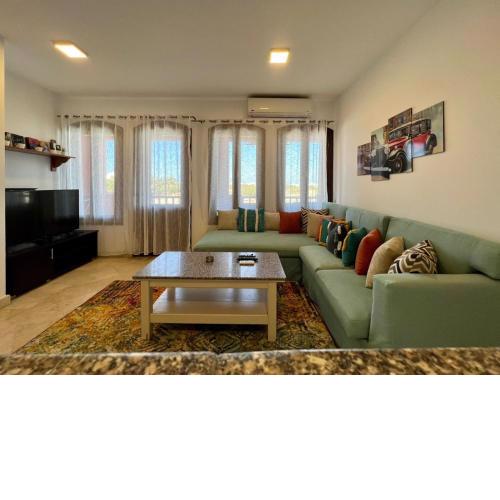 Taj Home, Amazing pool and lagoon view 2bedrooms apartment