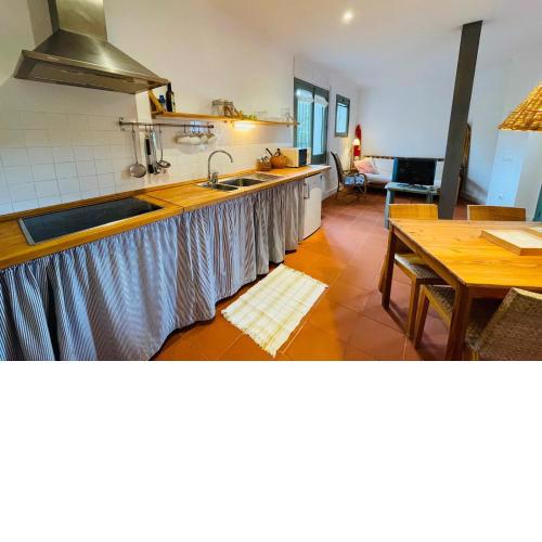 Tamariu 1- centre of Tamariu only 50m from the beach! Free wifi terrace