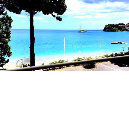 Taormina, casa mediterranea sul mare. Isola Bella.