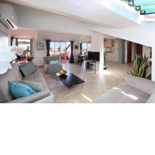 Taormina center 4 BR penthouse, terrace with views
