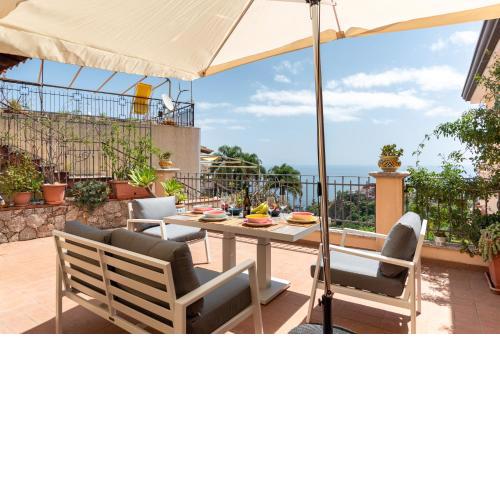 Taormina Panoramic Apartment with Parking