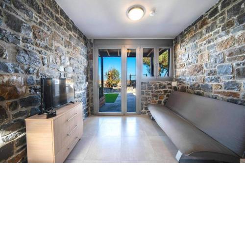 TerraZeus - Stone House Beachfront 2