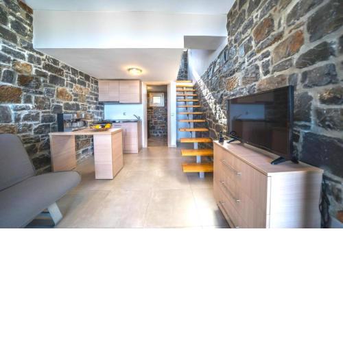 TerraZeus - Stone House Beachfront 3
