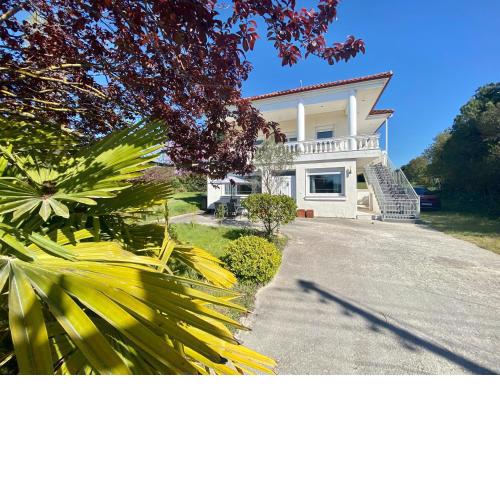 Thalassa - Modern Apartment in Villa with Garden