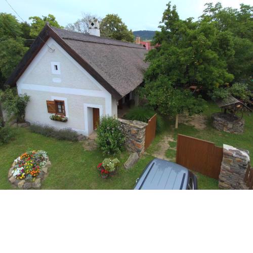 ​Thatch-roofed Peasant Style House in Lovely Private Setting - Nádtetős parasztház meghitt környezetben
