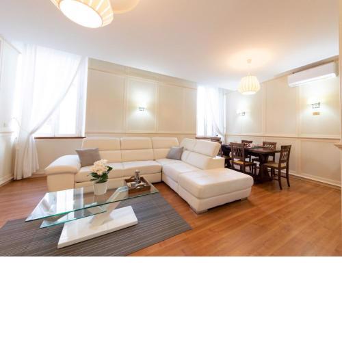 The Best Rent - Stylish one-bedroom apartment in Piazza Barberini