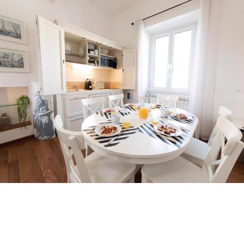 The Best Rent - Three-bedroom apartment close to Colosseo