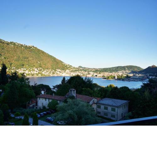 The Blue - lake / city view modern apt near villa Olmo