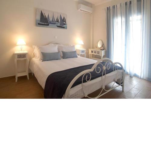 The Bluehouse - Spacious top floor flat with parking, by Mon Repos beach