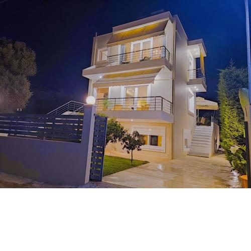 The Bright House a two story maisonette in Loutraki