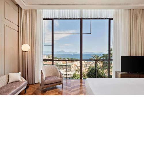 The Britannique Hotel Naples, Curio Collection By Hilton