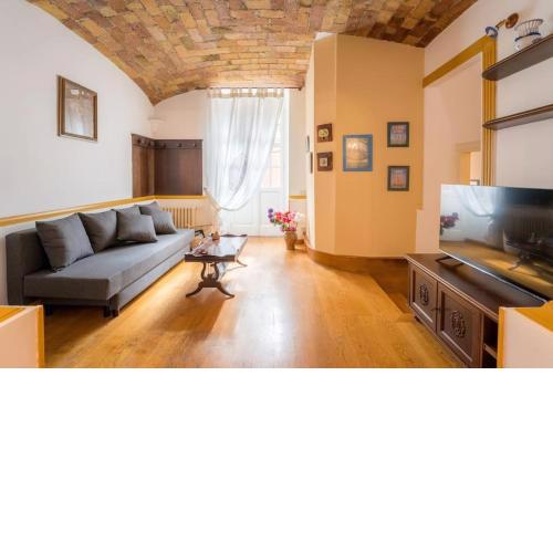 The British Corner, Central Cozy Loft with Garden