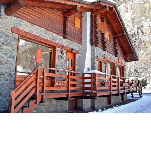 The chalet is situated in a quiet and sunny area of Antey Saint Andr