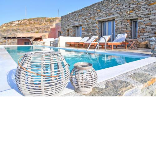 The Charming Waterfront Retreat, with a swimming pool & direct access to the sea, ideal for large families, or a group of friends