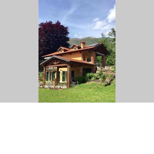 The comfortable house with big pool in the center of Mergozzo