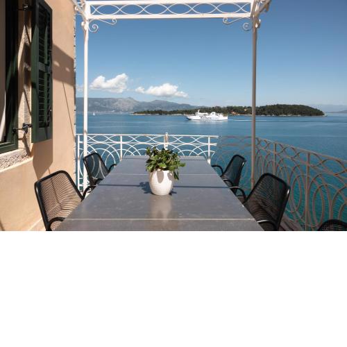 The Corcyraean Luxury Seafront House & Yard