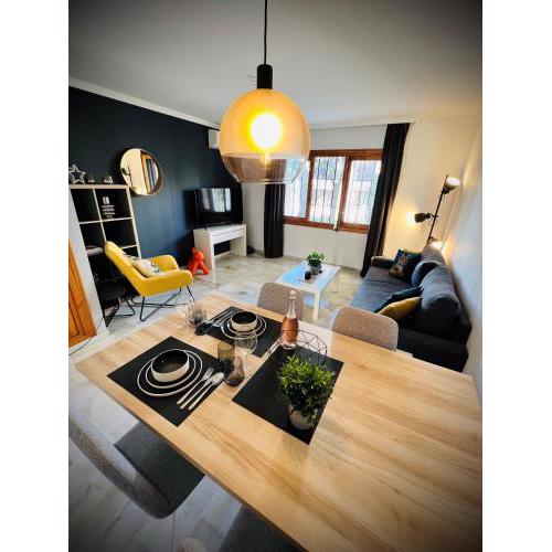 The Courtyard Town House 2 bedroom 100m from Vera Beach
