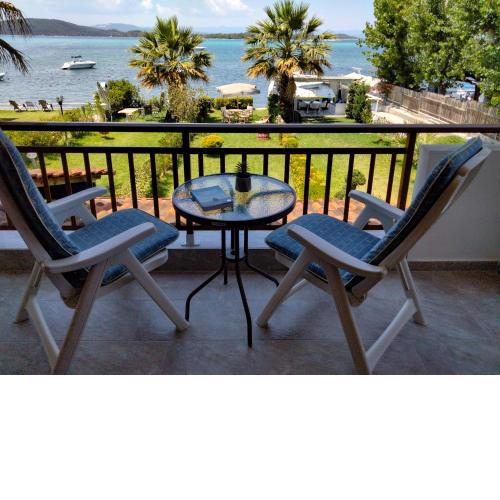 THE ''GOLDEN HOUR'' BEACHFRONT COTTAGE