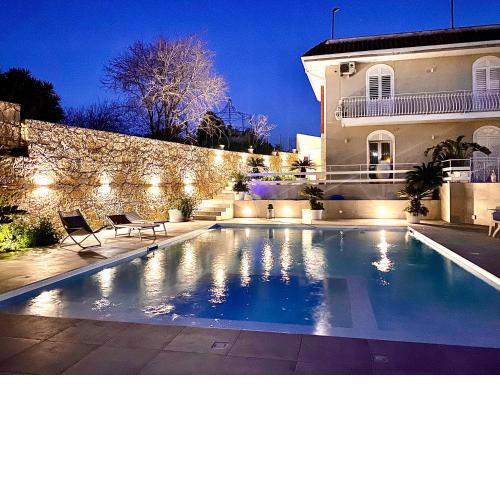 The Golden Palm - City Retreat