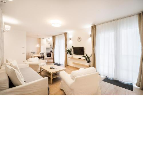 The Lion's Loft Apartment - 4BR & 3BA - Terrace - AC