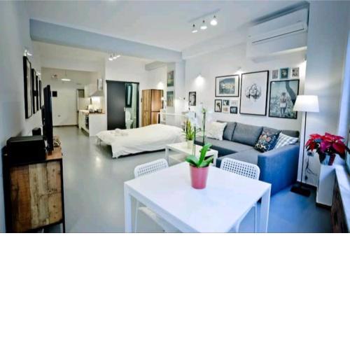The old Tailor Factory White Room