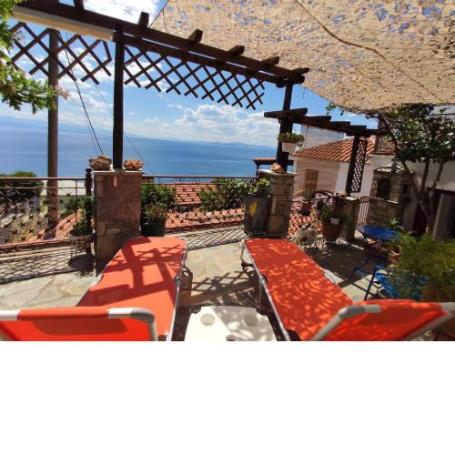 The Pagasetic Balcony - Magestic Sea Cottage