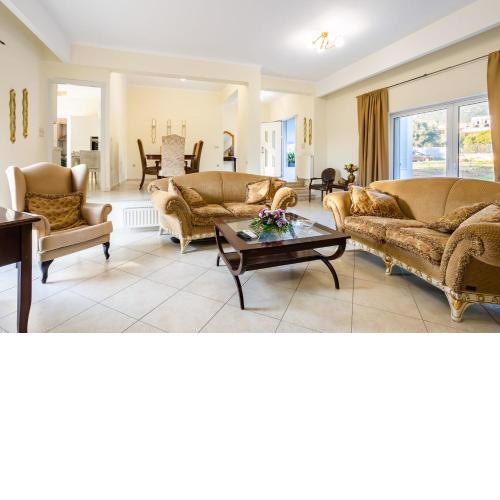 The Perfect Suburban Getaway - Kalamata Luxury